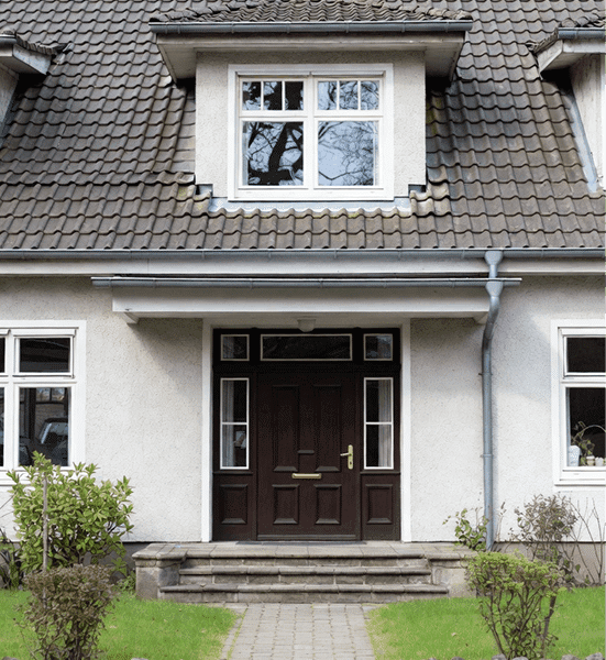 Alte Haustüre aus Holz wird von Hansen-Systeme ersetzt.